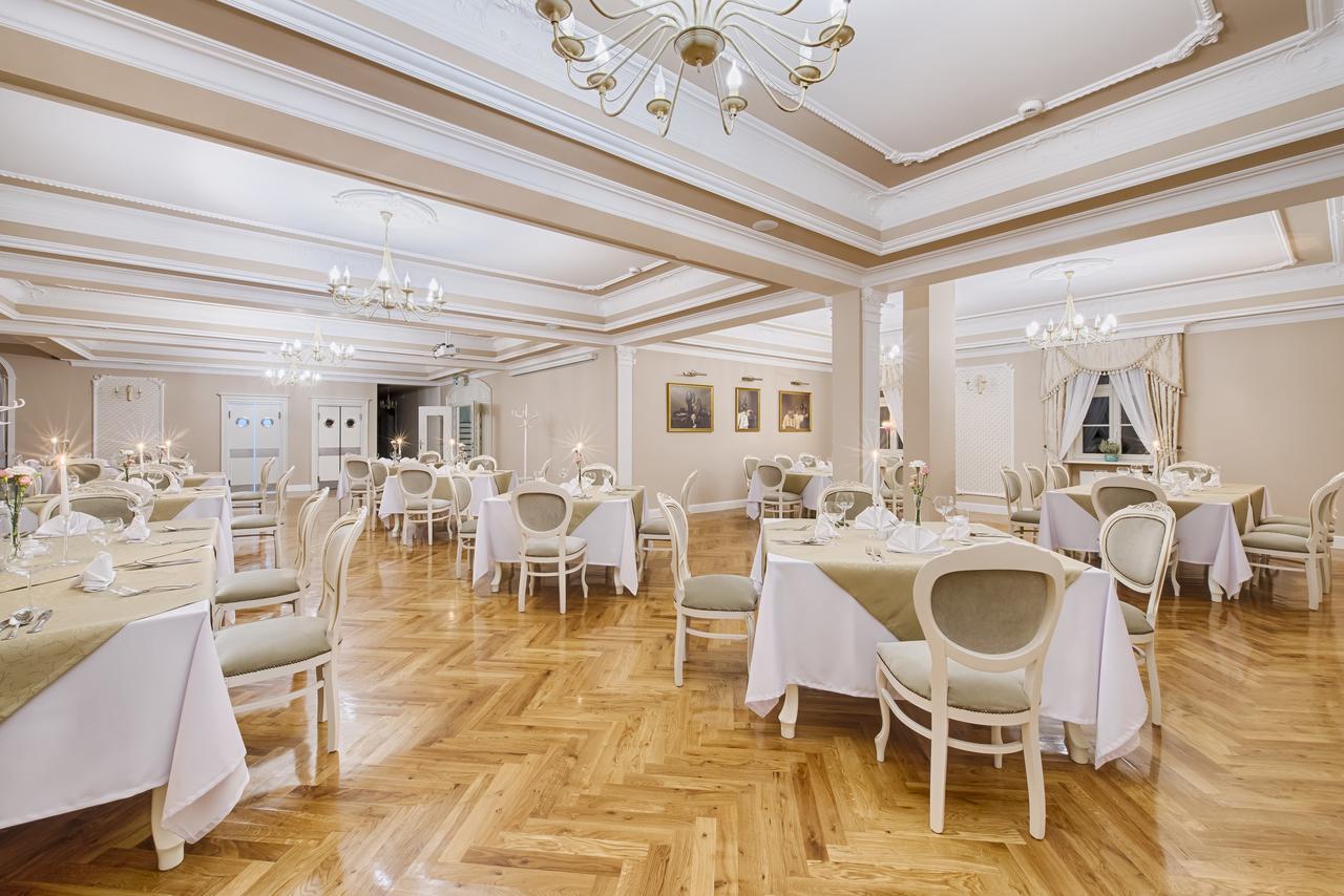 Hotel Dwor Fijewo Голюб-Добжинь Экстерьер фото